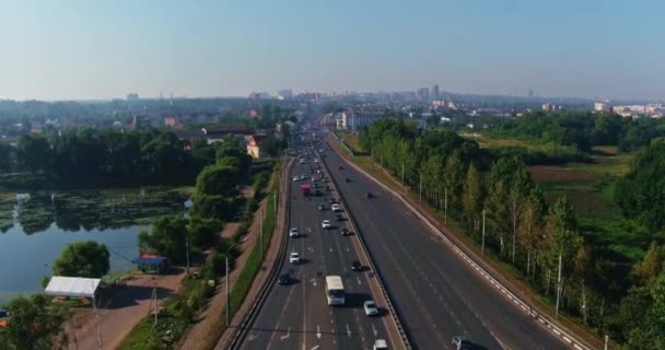 Yazın trafik arabalarında hava manzarası — Stok video
