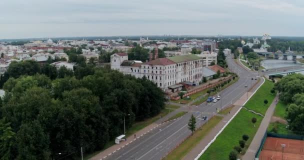 Flygfoto över distriktsbyggnader i Jaroslavl — Stockvideo