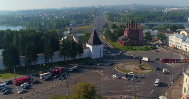 Ruas aéreas Estradas e apartamentos em Yaroslavl — Vídeo de Stock