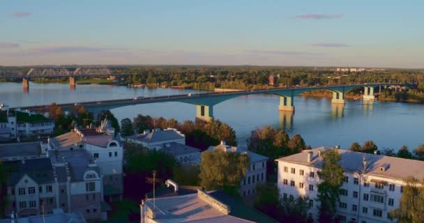 Движение автомобилей через мост через реку — стоковое видео