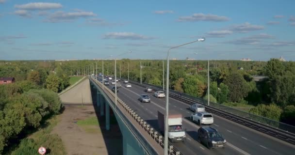 Biltrafik över bron över floden — Stockvideo