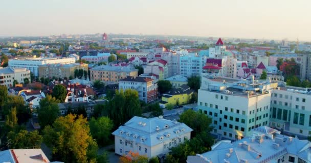 Vista aérea de edifícios distritais em Yaroslavl — Vídeo de Stock