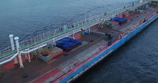 Schip drijft bij de rivier in de zomer antenne — Stockvideo