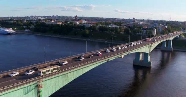 Traffico automobilistico sul ponte attraverso il fiume — Video Stock