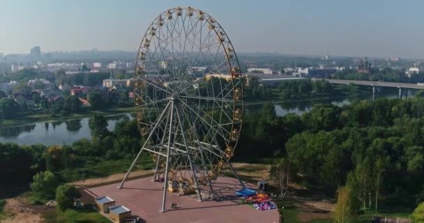 Вид сверху с воздуха на колесо обозрения — стоковое видео