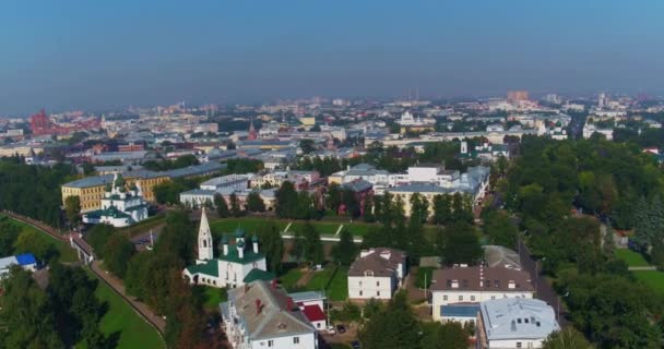 Vista aérea de edifícios distritais em Yaroslavl — Vídeo de Stock