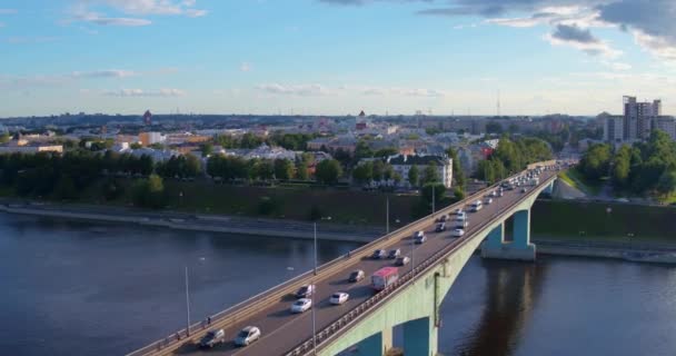 Autoverkehr über die Brücke über den Fluss — Stockvideo