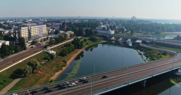 Vue aérienne du dessus de la route du pont fluvial en été 