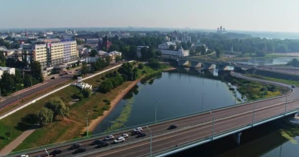 Вид сверху с воздуха на речной мост летом — стоковое видео