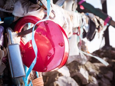 Çitin üzerindeki pembe kalp kilidi