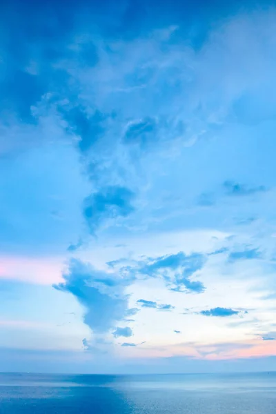 Blauwe lucht en wolken — Stockfoto