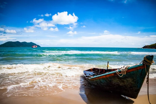 The boat stands on the ocean shore — Stock Photo, Image