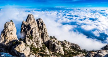 Dağların ve bulutların manzarası Ai-Petri