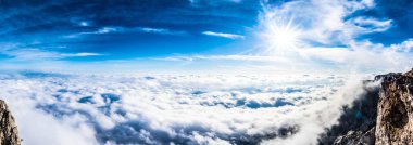 Dağların ve bulutların manzarası Ai-Petri