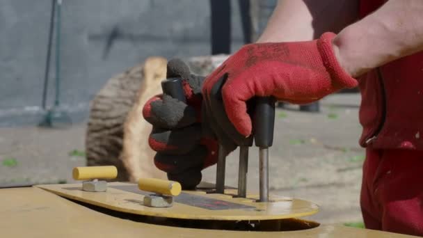 Les mains gantées d'un ouvrier pressent les leviers d'une machine industrielle . — Video