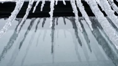 Kameralı büyük buz saçakları.