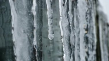 Kameralı büyük buz saçakları.