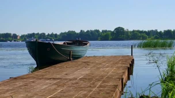 Старая рыбацкая лодка пришвартована в летний день — стоковое видео