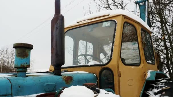 Starý traktor traktoru v zimě. — Stock video