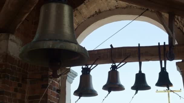 Många ringande kyrkklockor i klocktornet — Stockvideo