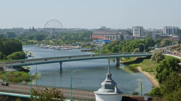 Biltrafik över bron över floden — Stockvideo