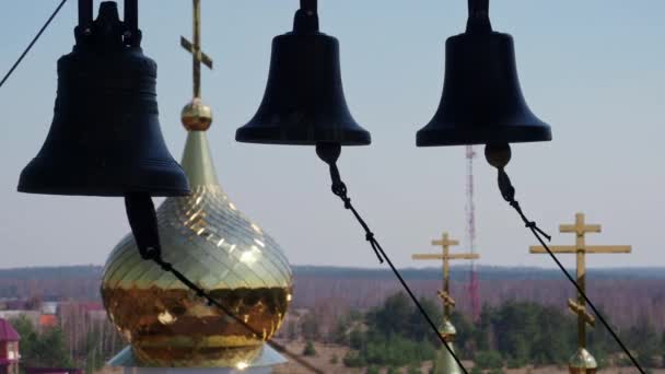 Wiele dzwonów kościelnych w kościelnej dzwonnicy — Wideo stockowe