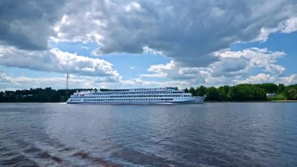 Rivier vervoer een motorboot vaart op de rivier tijdens de zomerdag. — Stockvideo