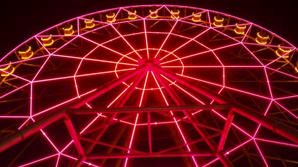 Riesenrad mit bunten Lichtern bei Nacht — Stockvideo