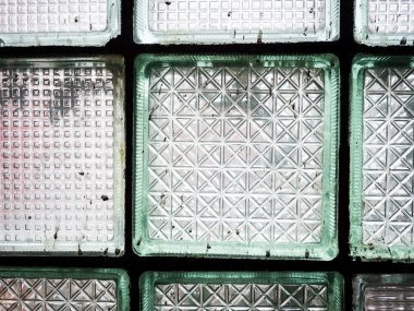 Terk edilmiş bir binanın kare desenlerinin camları