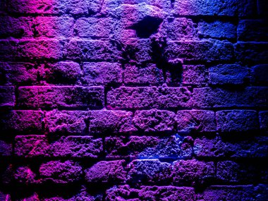 Koyu mor tuğla duvar deseni