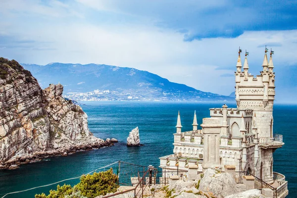 Замок Ластівки гніздяться на скелі в Криму.. Ліцензійні Стокові Фото