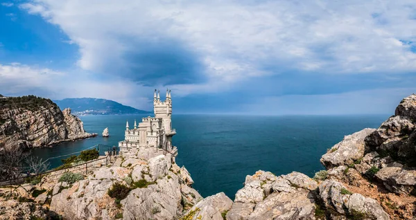 Замок Ластівки гніздяться на скелі в Криму.. Стокове Зображення