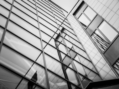 Camdan pencerelerin yansımaları. Duvar gökdelen iş bürosu..