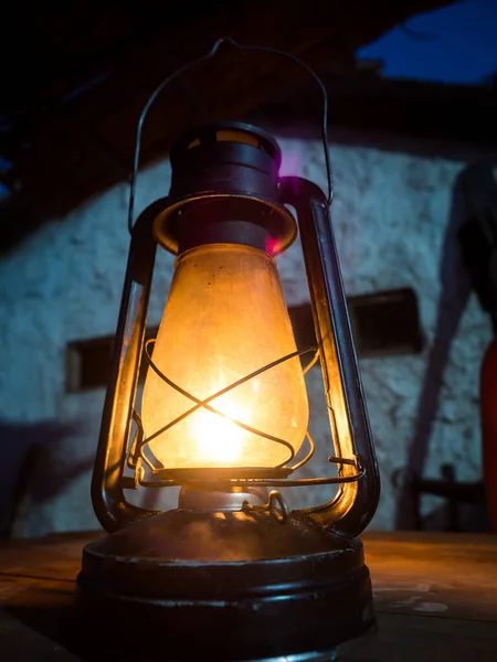 Karanlıkta parlayan eski gaz lambası