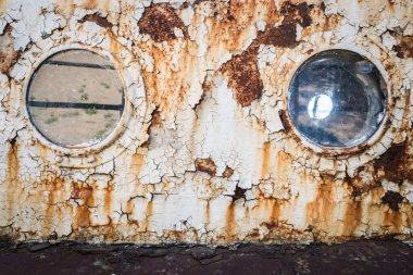 Terk edilmiş eski bir gemi penceresi.