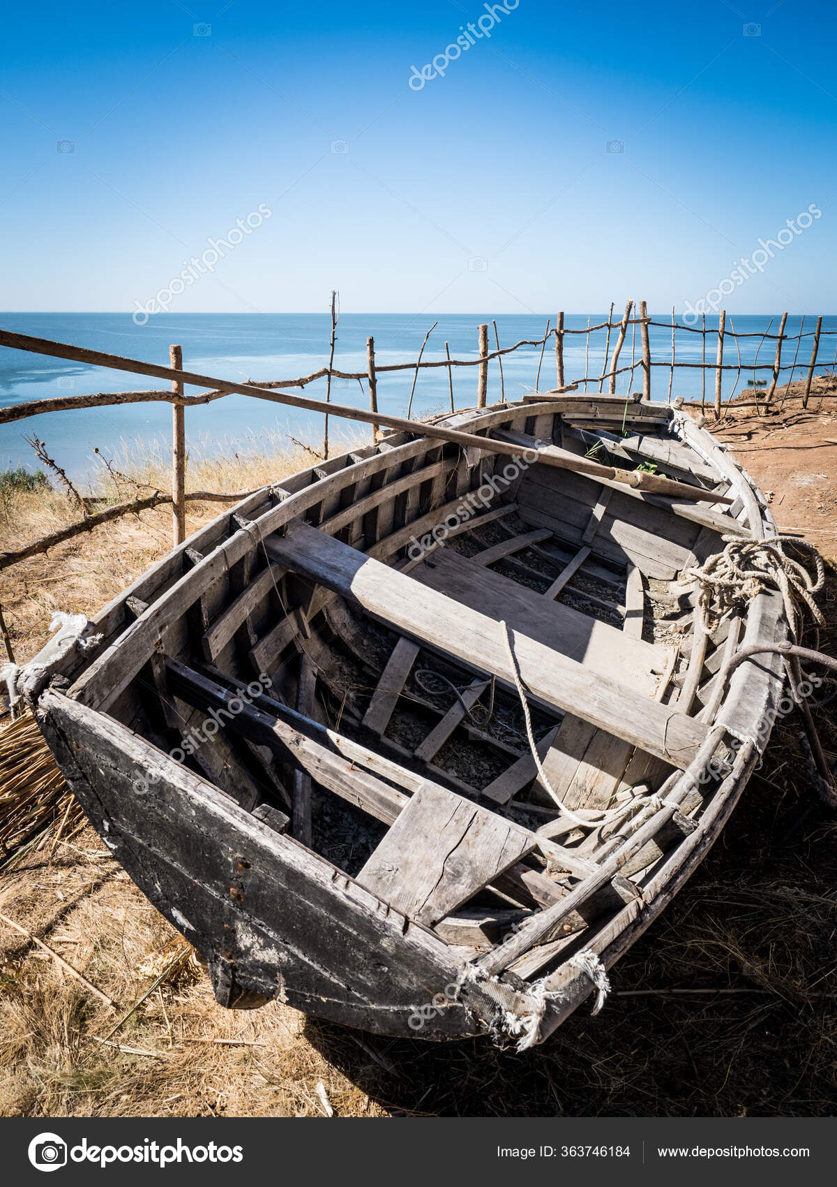 https://st3.depositphotos.com/8004864/36374/i/1600/depositphotos_363746184-stock-photo-old-empty-vintage-fishing-boat.jpg