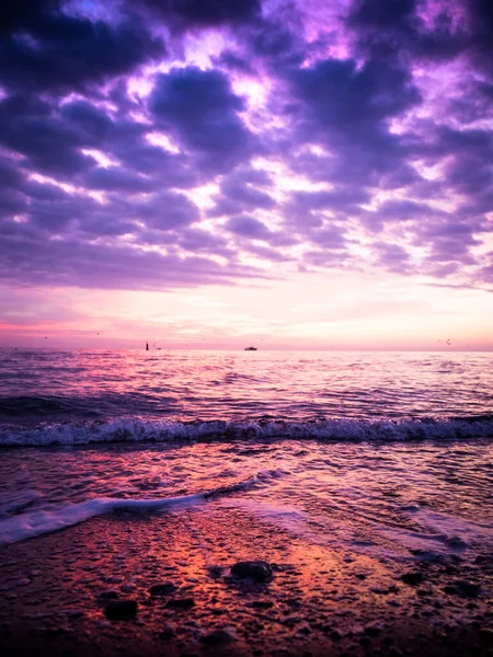 Wonderful view of the sunrise on the sea coast with colored clouds — Stock Photo, Image