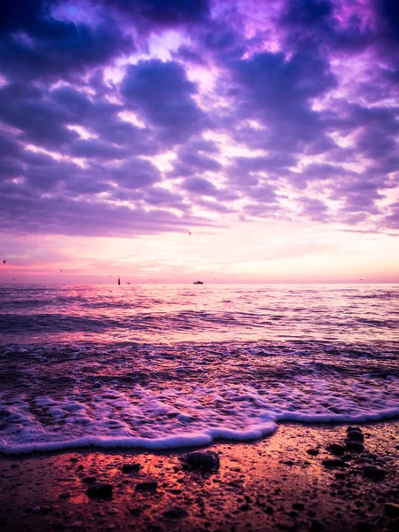 Maravillosa vista del amanecer en la costa del mar con nubes de colores — Foto de Stock