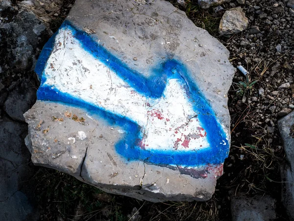 Dağlardaki kayaların üzerine çizilmiş kılavuz oklar