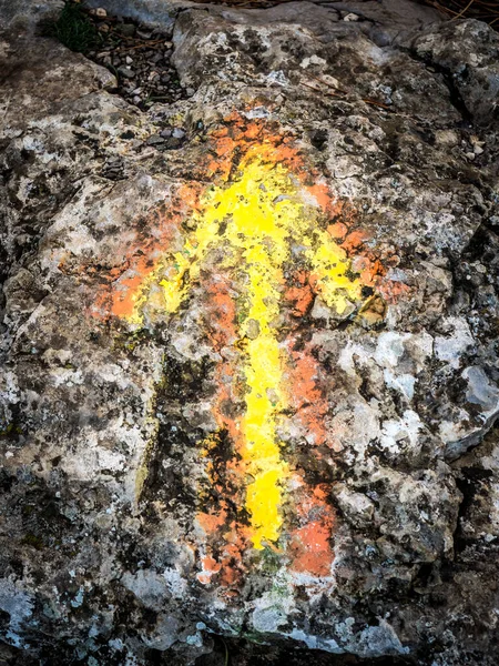 Drawn guide arrows on rocks in the mountains — Stock Photo, Image