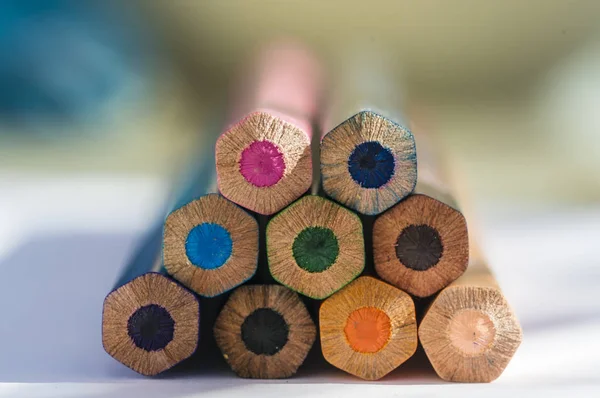 Lápices de color apilados —  Fotos de Stock
