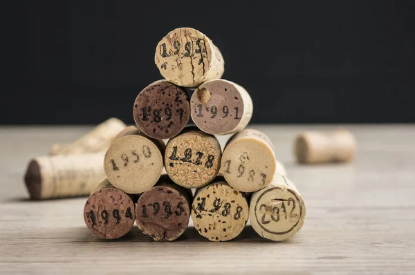 Datierte Weinflasche Korken stapeln — Stockfoto
