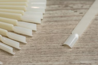 Beyaz arificial çivi