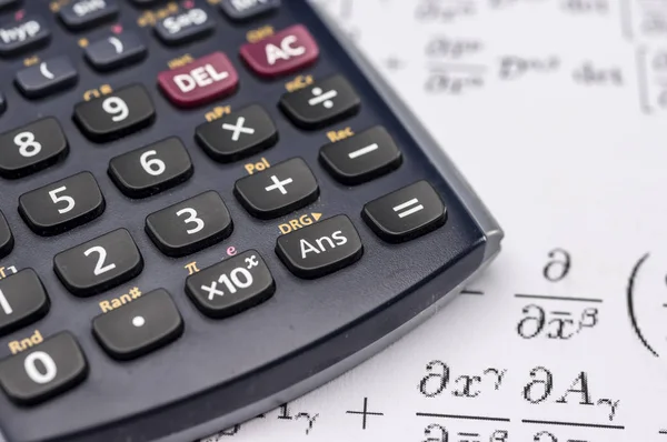 Wissenschaftlicher Taschenrechner und mathematische Gleichungen — Stockfoto