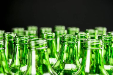 Yeşil bira şişeleri