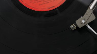 Vinil plak çalıyor