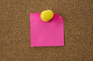 Mantar pano ile sabitlenmiş Not