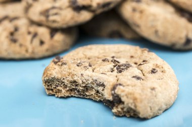 Çikolata parçacıklı kurabiye.