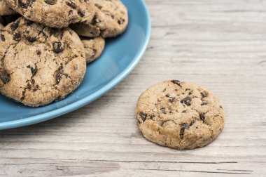 Çikolata parçacıklı kurabiye.