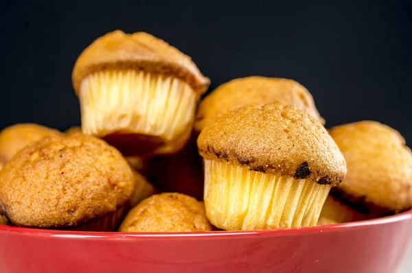 Muffins in Schüssel — Stockfoto